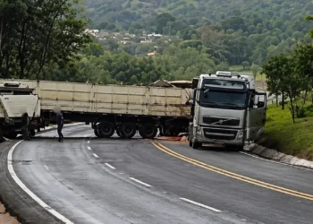 Carreta perde tração em subida de serra, atinge outro veículo e interdita a BR-060 em Camapuã