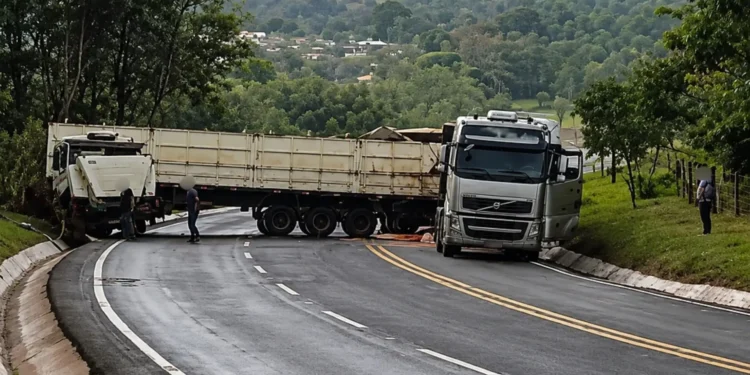 Carreta perde tração em subida de serra, atinge outro veículo e interdita a BR-060 em Camapuã