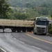 Carreta perde tração em subida de serra, atinge outro veículo e interdita a BR-060 em Camapuã