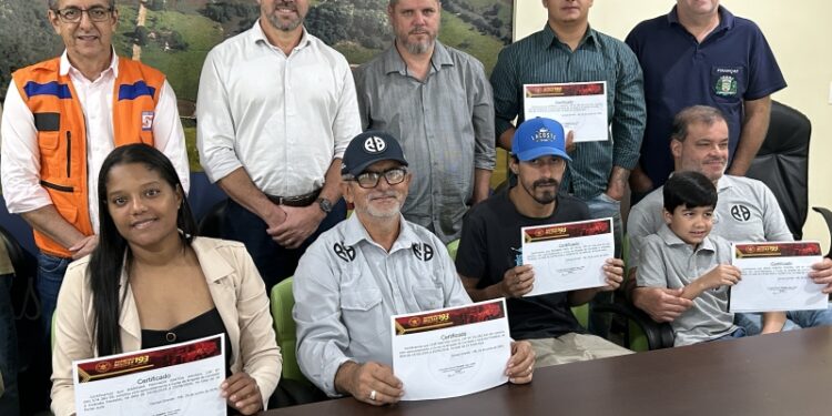 Costa Rica fortalece prevenção às queimadas e certifica novos brigadistas voluntários para atuação em incêndios florestais