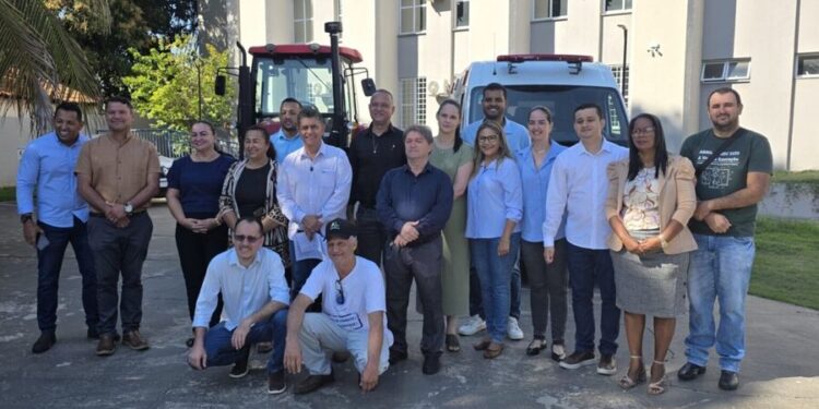 Prefeitura de Coxim investe R$ 490 mil em saúde e agricultura com entrega de trator e ambulância UTI