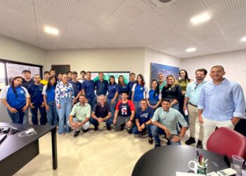 Alunos do projeto “Câmara Vai à Escola” conhecem o Paço Municipal e visitam o gabinete do prefeito Walter Schlatter em Chapadão do Sul
