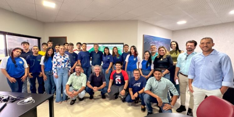Alunos do projeto “Câmara Vai à Escola” conhecem o Paço Municipal e visitam o gabinete do prefeito Walter Schlatter em Chapadão do Sul