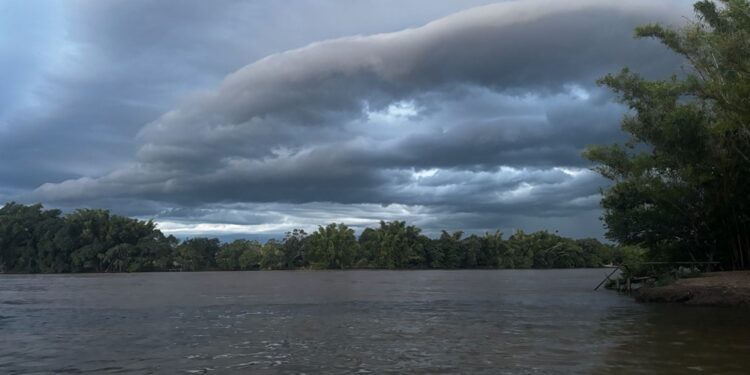 INMET emite alerta de tempestade para Coxim com risco de granizo e ventos de até 60 km/h nesta quarta-feira