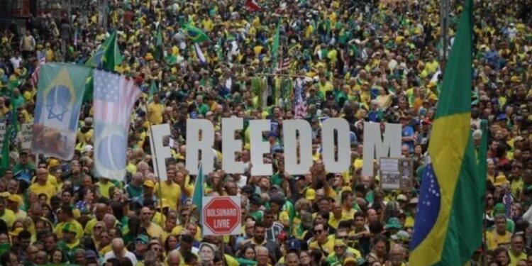Direita volta a superar a esquerda no Brasil, aponta pesquisa Datafolha