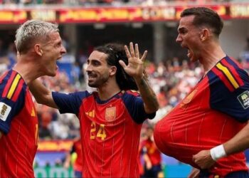 Espanha aproveita falha do goleiro, vence a Bélgica e vai pegar a França