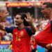 Espanha aproveita falha do goleiro, vence a Bélgica e vai pegar a França