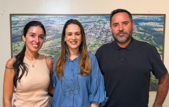 Prefeito de Alcinópolis recebe gerência do Sicoob Primavera para reforçar parcerias e alinhar inauguração de nova agência