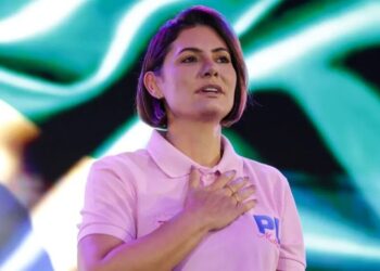 Michelle confirma candidatura ao Senado e diz que caminhará com Flávio