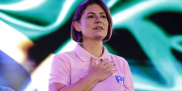 Michelle confirma candidatura ao Senado e diz que caminhará com Flávio