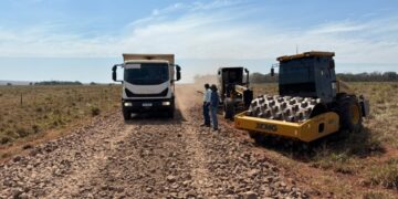 Prefeitura de Costa Rica intensifica manutenção de estradas rurais na região da Fazenda Prata