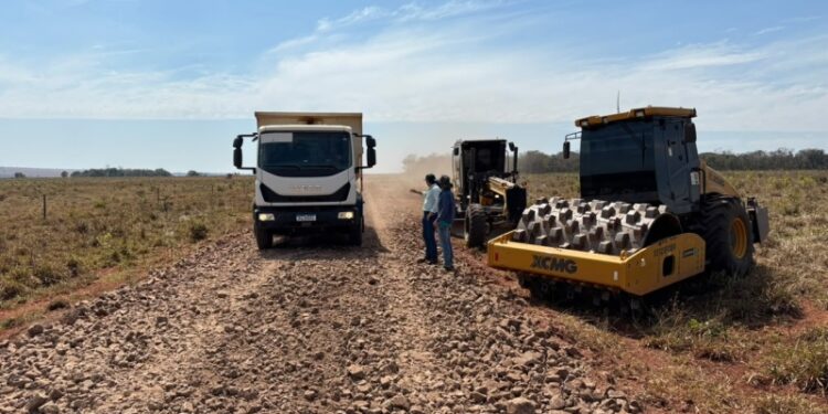 Prefeitura de Costa Rica intensifica manutenção de estradas rurais na região da Fazenda Prata