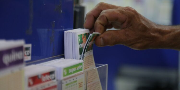 Ninguém acerta as seis dezenas e Mega-Sena acumula em R$ 50 milhões