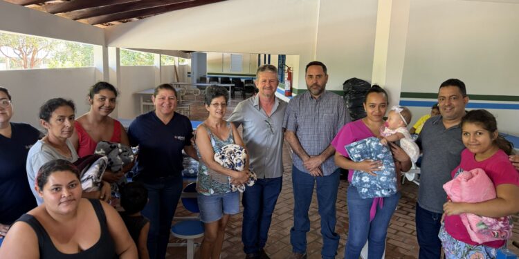 Prefeitura de Alcinópolis realiza entrega de cobertores na Comunidade Vila Novo Belo Horizonte