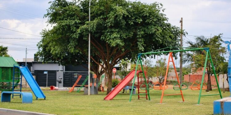Infraestrutura e lazer: Prefeitura de Chapadão do Sul instala novos brinquedos na Praça da Rua Maranhão
