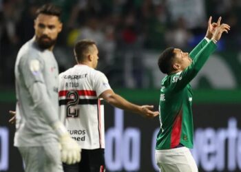 Palmeiras vence o São Paulo, dorme na liderança e seca o Flamengo
