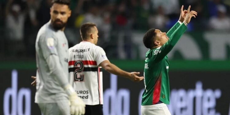 Palmeiras vence o São Paulo, dorme na liderança e seca o Flamengo