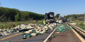 Batida entre carretas mata dois motoristas e espalha cargas pela BR-158