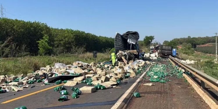 Batida entre carretas mata dois motoristas e espalha cargas pela BR-158