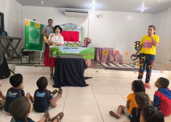 Educação e conscientização: Costa Rica realiza teatro lúdico com ‘Detranzinho’ para ensinar segurança no trânsito a crianças