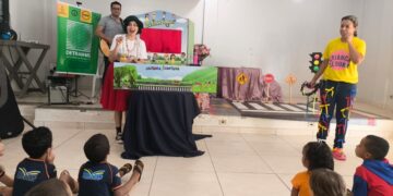 Educação e conscientização: Costa Rica realiza teatro lúdico com ‘Detranzinho’ para ensinar segurança no trânsito a crianças