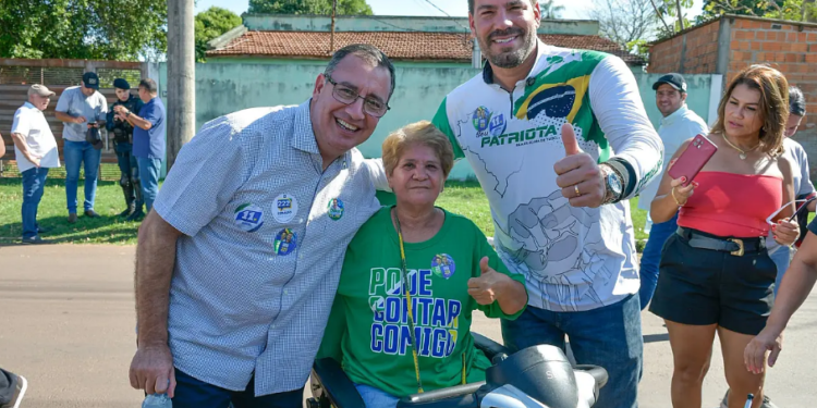 Odilon Ribeiro mobiliza multidão em carreata pelas ruas de Anastácio e Aquidauana