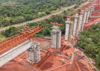 Arauco inicia instalação das vigas da ponte ferroviária sobre o córrego São Mateus, em Inocência (MS) 