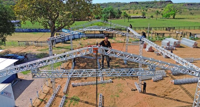 Empresas aceleram montagem da megaestrutura para o 5º Rodeio Fest de Figueirão