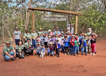 Alunos participam de atividade de educação ambiental na Serra do Bom Jardim, em Alcinópolis