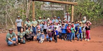 Alunos participam de atividade de educação ambiental na Serra do Bom Jardim, em Alcinópolis