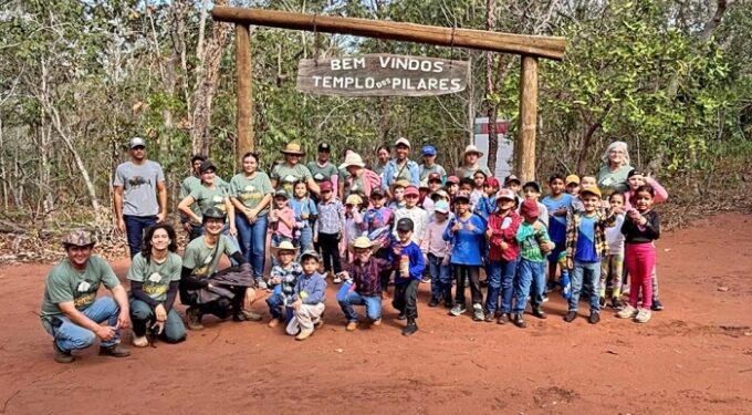 Alunos participam de atividade de educação ambiental na Serra do Bom Jardim, em Alcinópolis