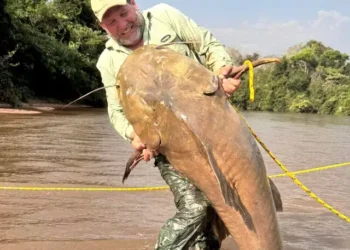 Empresário costarriquense fisga Jaú de 1,74 metro e 80 quilos durante pescaria no Rio Taquari em Alcinópolis