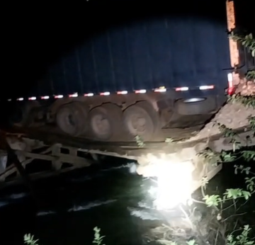 Caminhão fica preso após estrutura da Ponte do Indiazão ceder; interdição já havia sido anunciada pela Prefeitura de Cassilândia