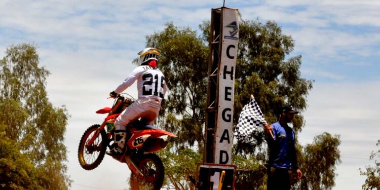 Conquista esportiva: Piloto cassilandense Talmelli supera queda e fatura título estadual de motocross em Chapadão do Sul