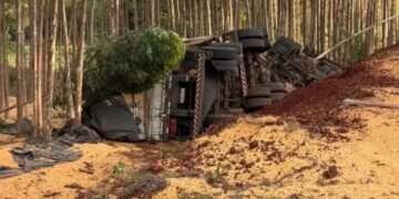 Caminhoneiro morre após carreta tombar na MS-338 entre Ribas do Rio Pardo e Camapuã