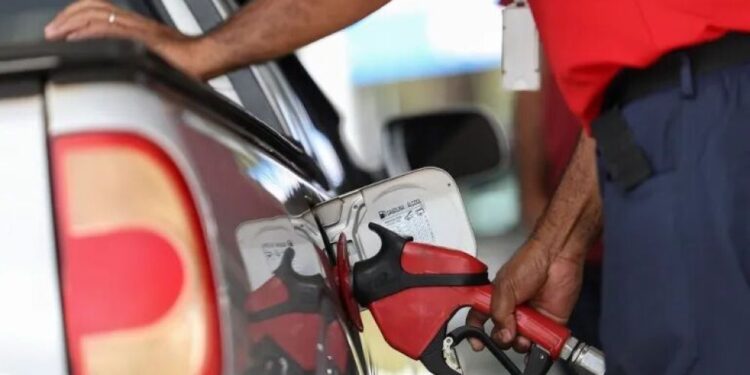 Gasolina e diesel ficarão mais caros com aumento de impostos em 2027
