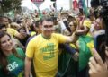 Flávio Bolsonaro tem 48,8% dos votos totais, contra 45,9% de Lula