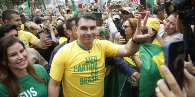 Flávio Bolsonaro tem 48,8% dos votos totais, contra 45,9% de Lula