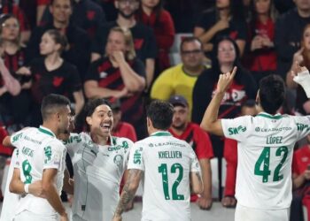 Palmeiras vence Athletico-PR e assume liderança do Brasileirão