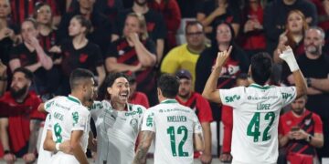 Palmeiras vence Athletico-PR e assume liderança do Brasileirão