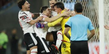 Flamengo perde três pênaltis, cai diante do Estudiantes e está fora da Libertadores