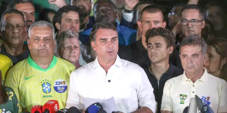 Sob alegação de perseguição, Flávio deixa o Brasil rumo aos EUA