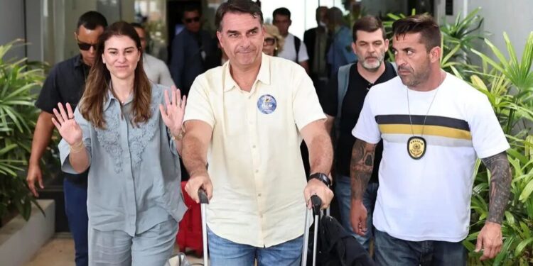 Trump apoia ida de Flávio aos EUA e questiona eleição suspeita no Brasil