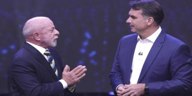 Wall Street Journal acusa governo Lula de perseguir Flávio Bolsonaro