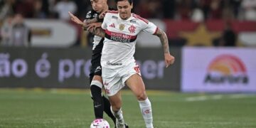 Flamengo goleia Vasco por 4 a 1 e amplia vantagem na liderança do Brasileirão