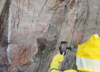 Pesquisadora da Universidade de Copenhague visita sítios arqueológicos de Alcinópolis