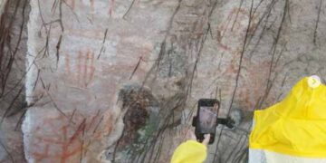 Pesquisadora da Universidade de Copenhague visita sítios arqueológicos de Alcinópolis