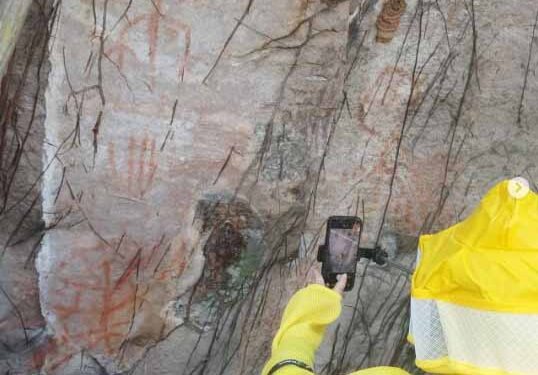 Pesquisadora da Universidade de Copenhague visita sítios arqueológicos de Alcinópolis