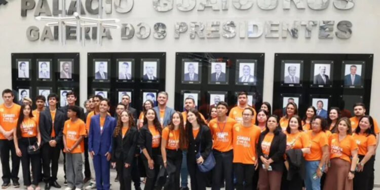 Estudantes de 5 escolas de Aparecida do Taboado conhecem a Assembleia Legislativa