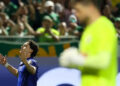 Palmeiras supera pênalti perdido, vence Red Bull Bragantino e assume liderança do Brasileirão